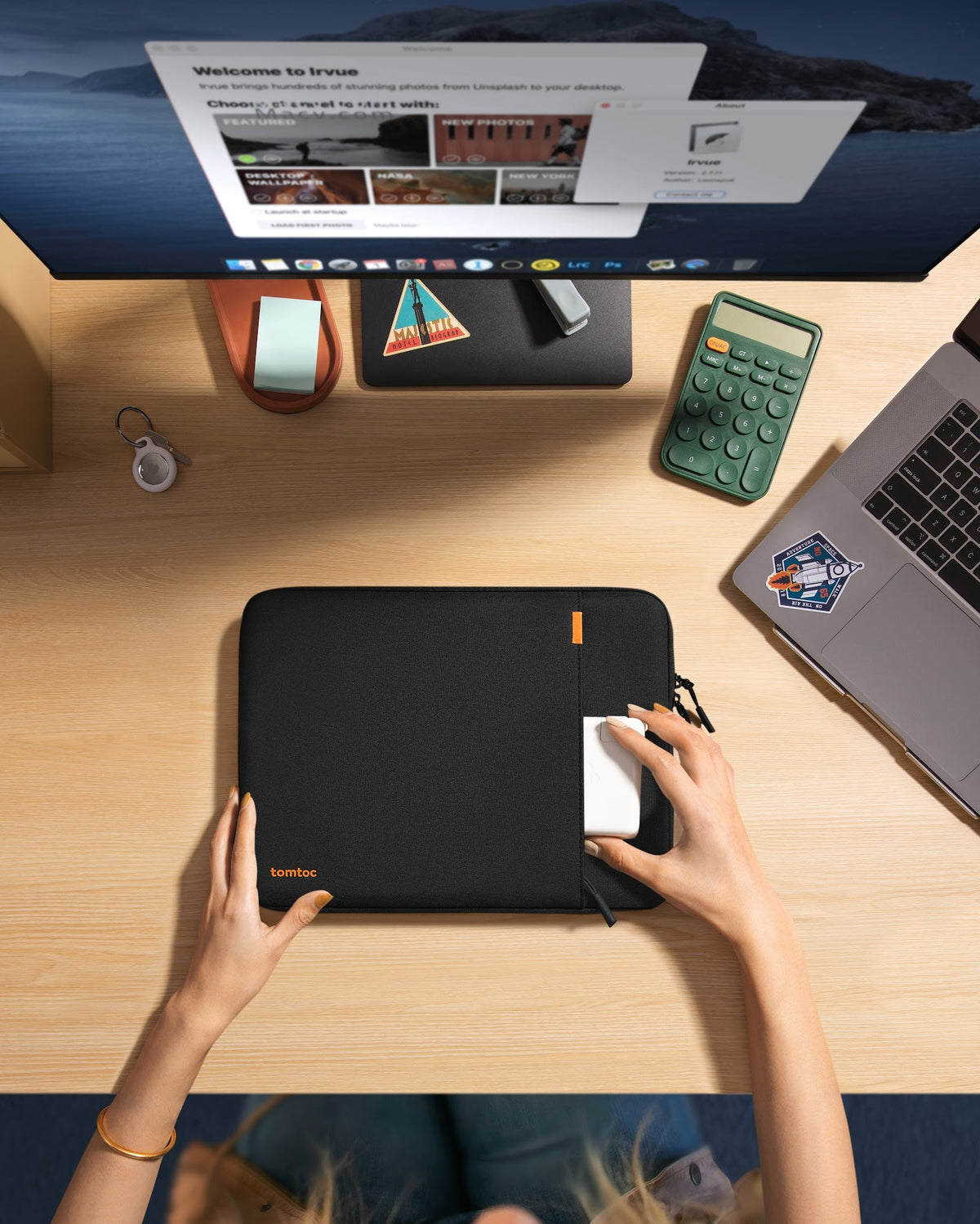 Notebook entrando en una funda tomtoc