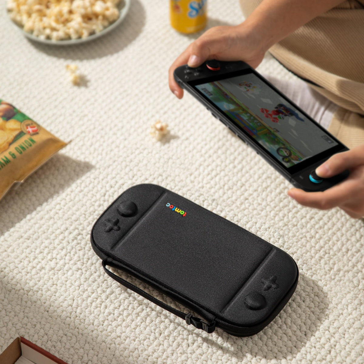 Jugando Nintendo Switch 2 junto a su estuche tomtoc FancyCase-G05