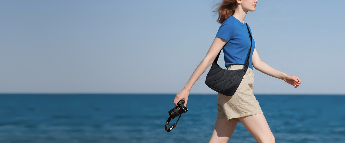 Mujer caminando con bolso bandolera tomtoc