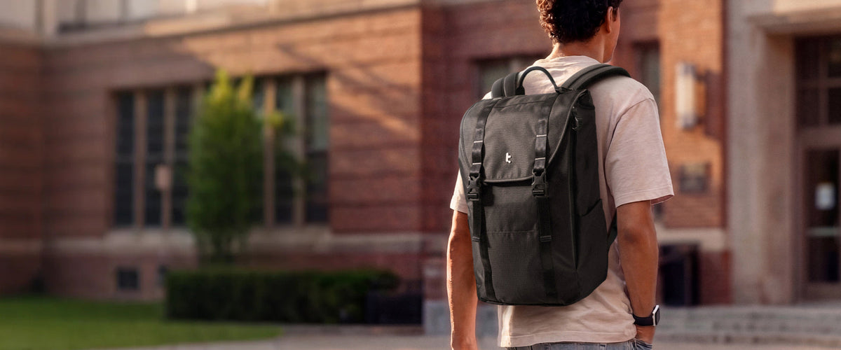 Estudiante con mochila tomtoc para notebook