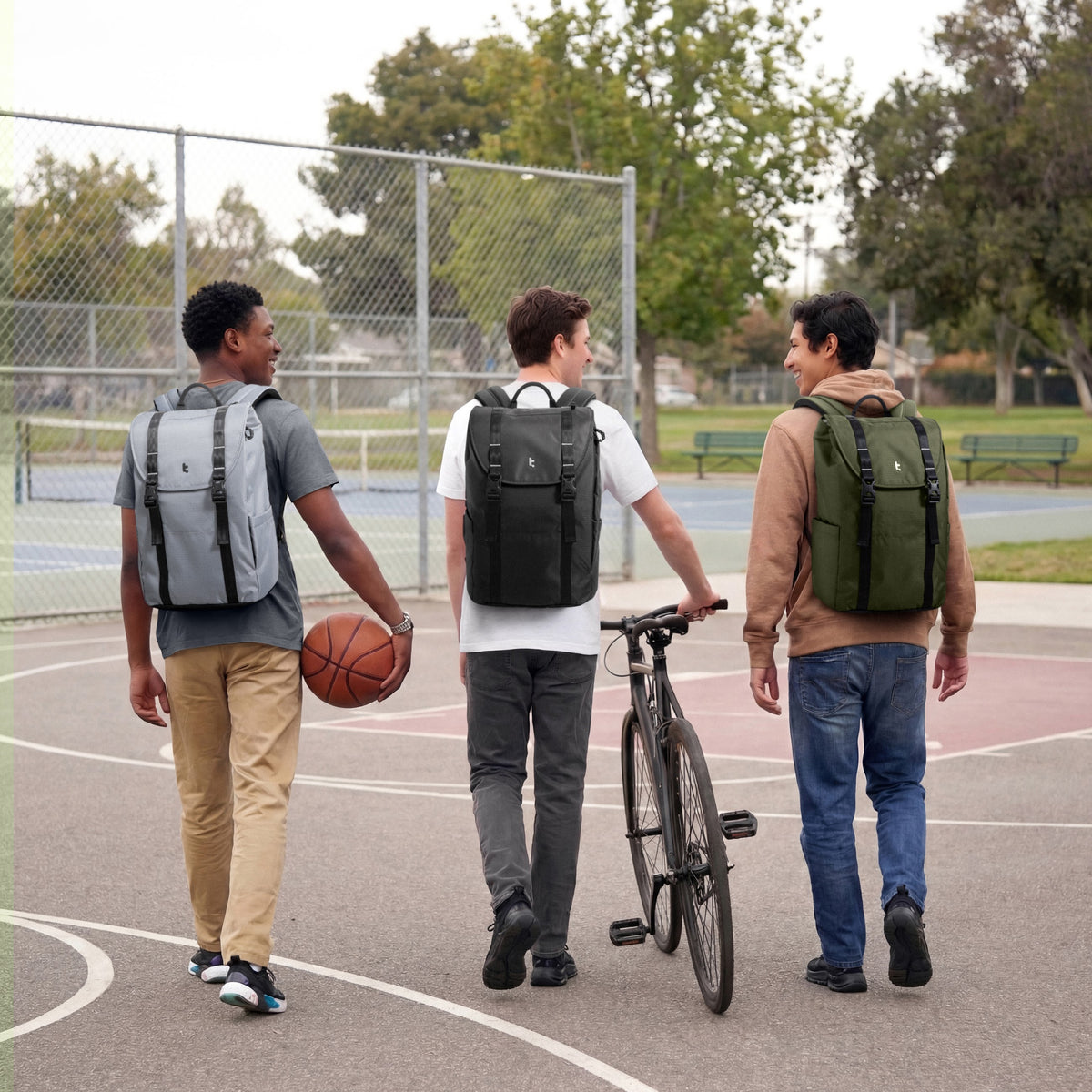 Jóvenes caminando con mochilas tomtoc VintPack-TA1