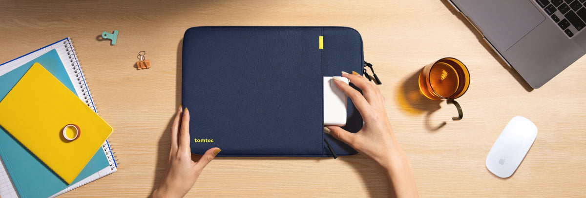 Funda tomtoc Defender-A13 azul sobre escritorio con notebook