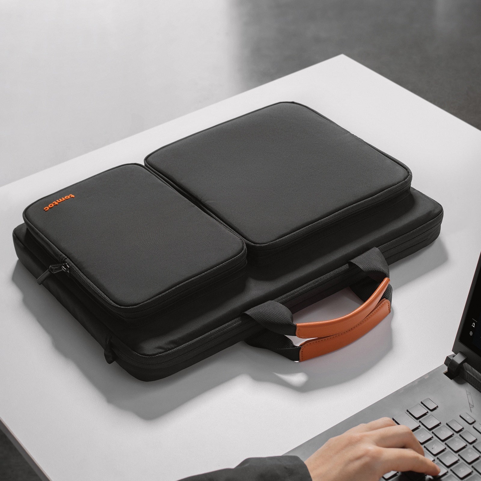 Maletín con Correa Defender-A42 para MacBook / Notebook 17,3"