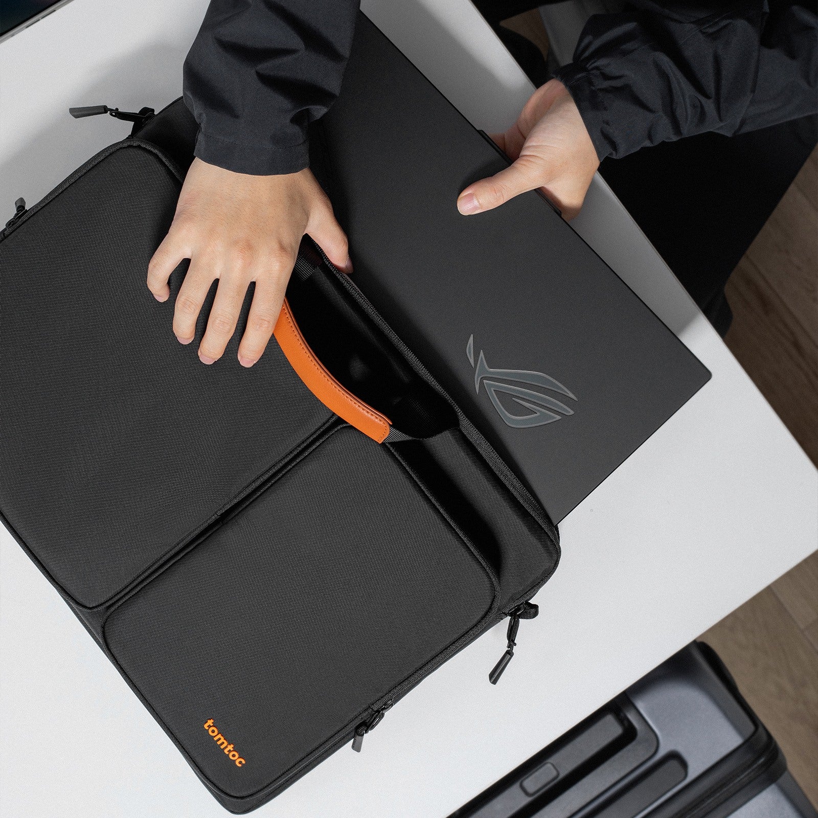 Maletín con Correa Defender-A42 para MacBook / Notebook 17,3"