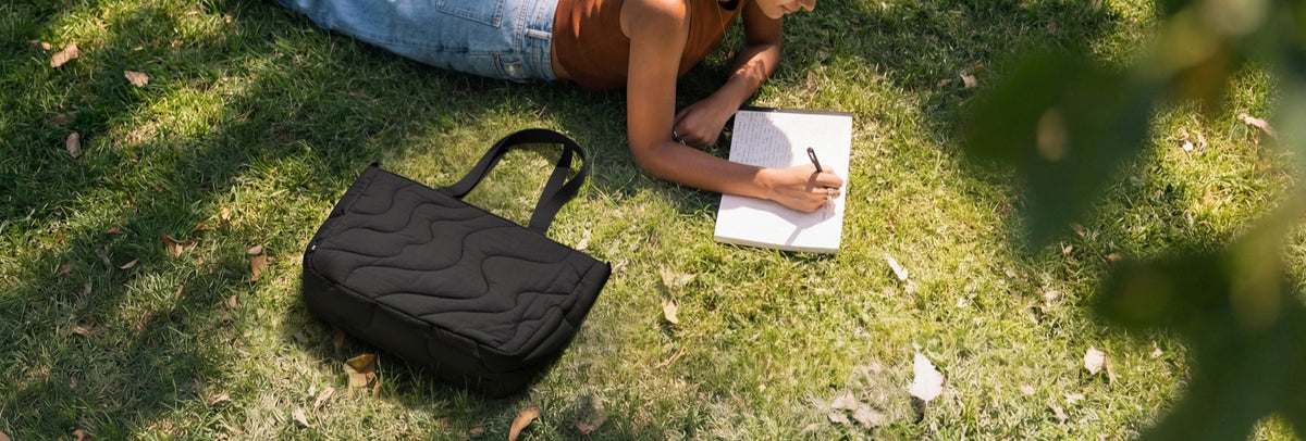 Bolso tote Terra-T38 negro sobre el pasto