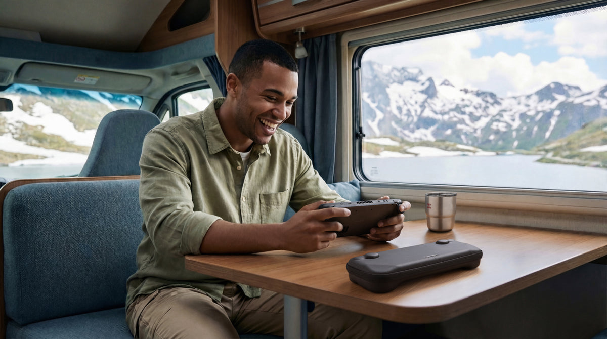 Hombre usando consola portátil con estuche tomtoc en un tren